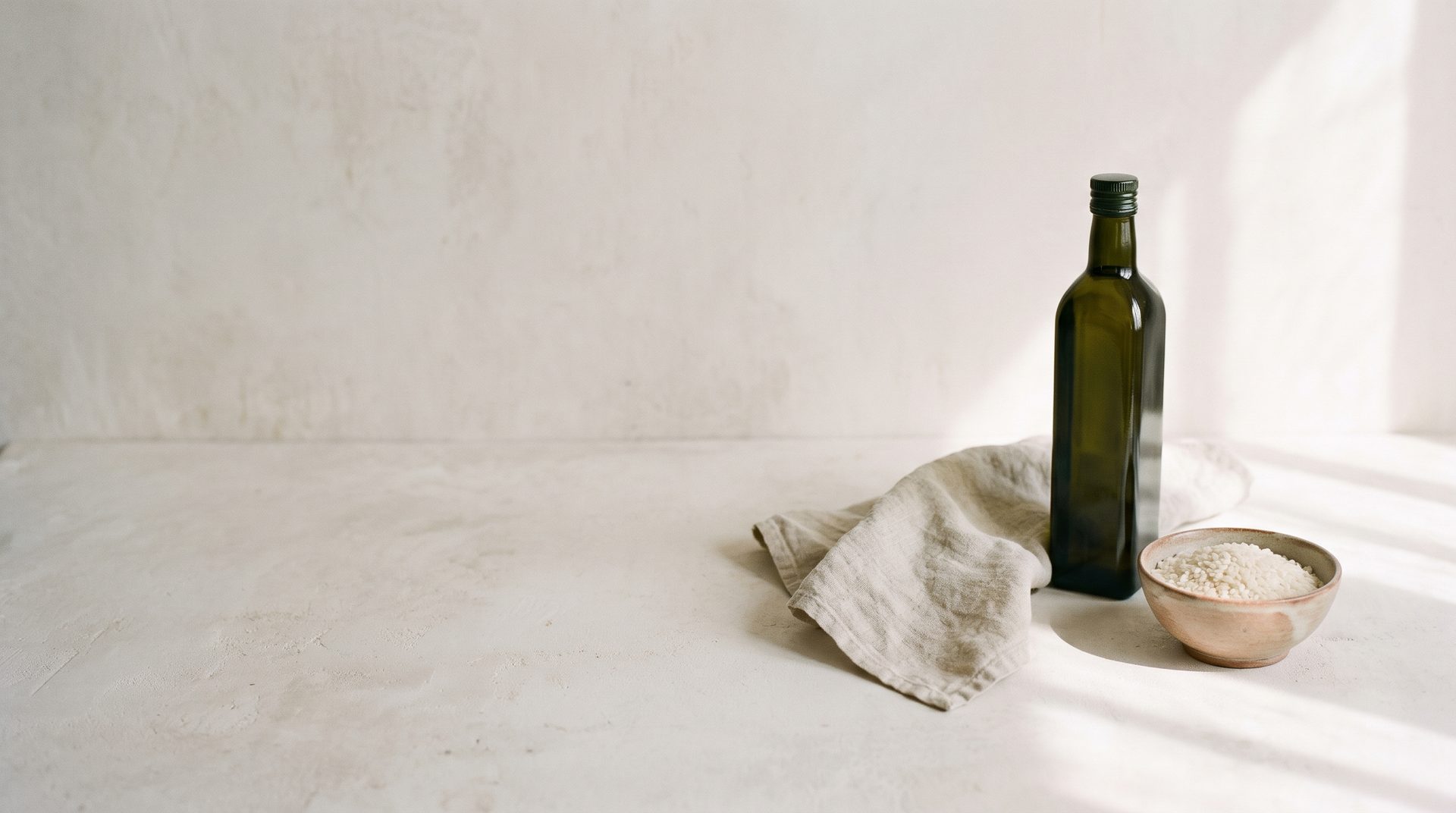 Aceite de oliva virgen extra, lino sin teñir y arroz bomba sobre superficie de cal